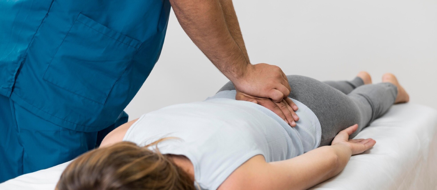 fisio aplicando presion en cadera de paciente
