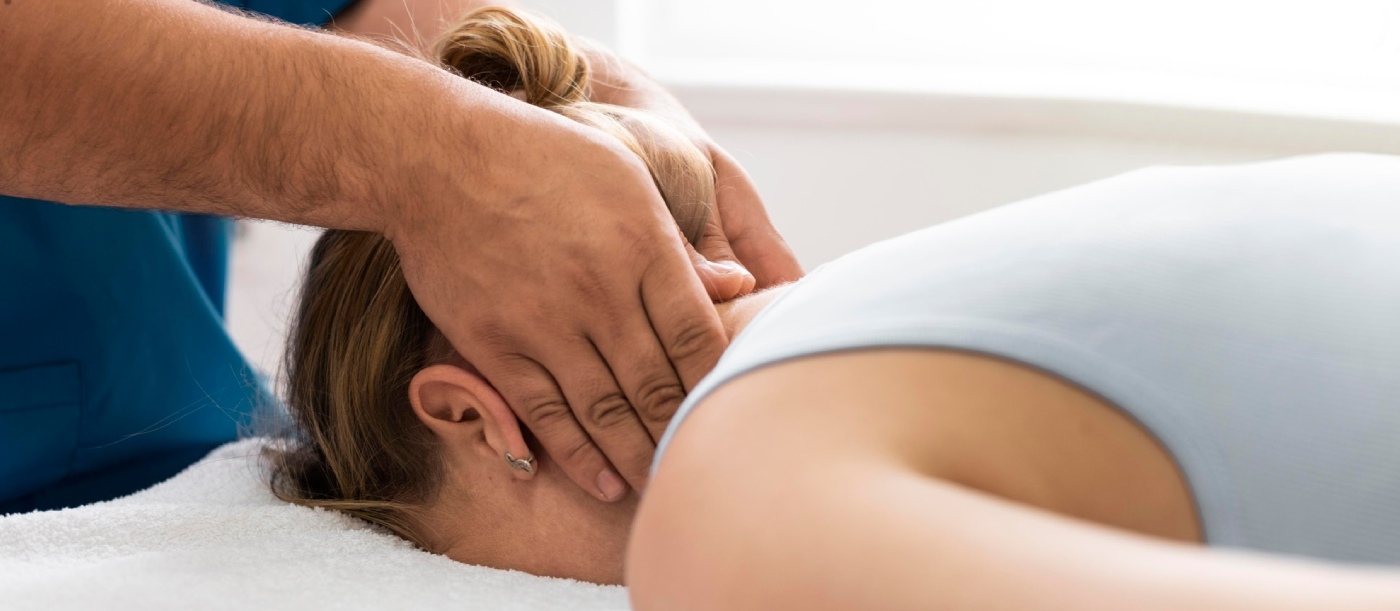 fisio masajeando cuello de paciente