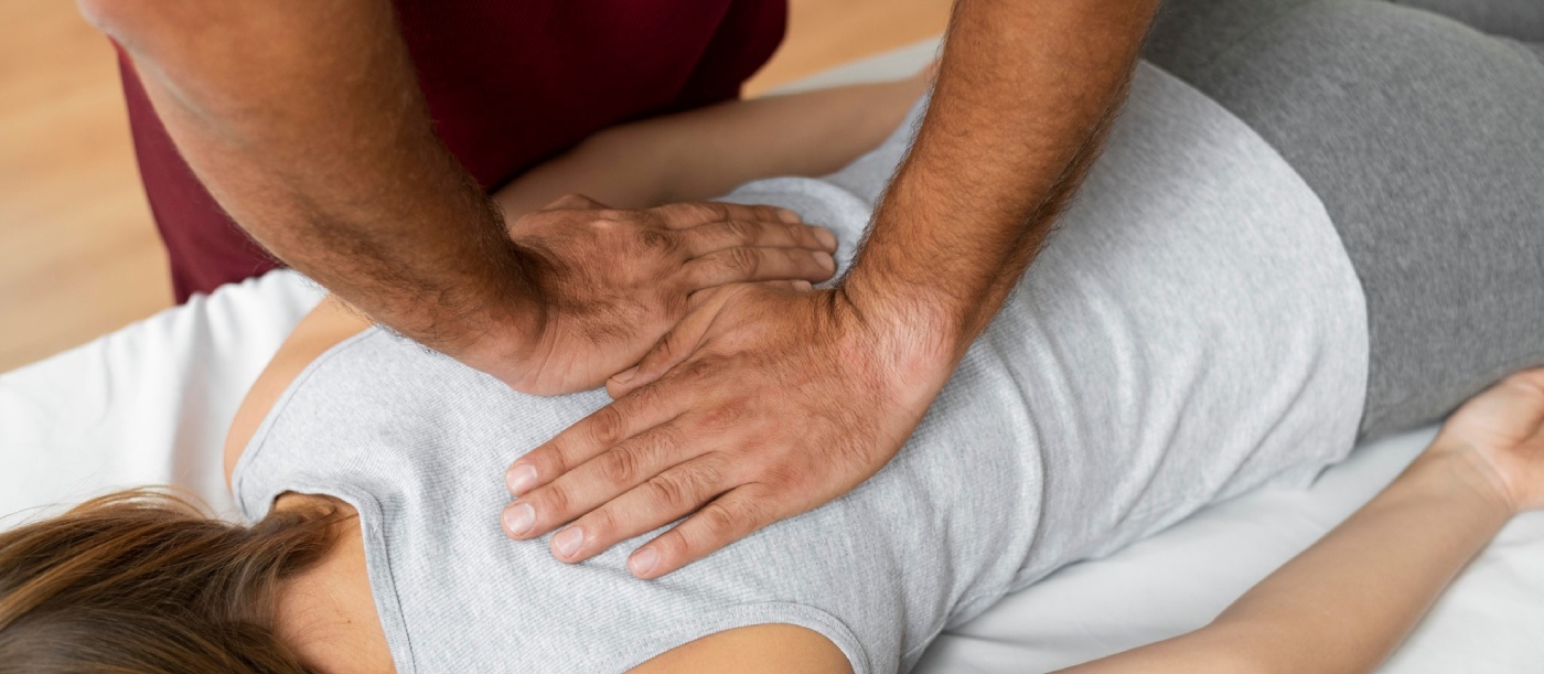 osteopata dando masaje en la espalda