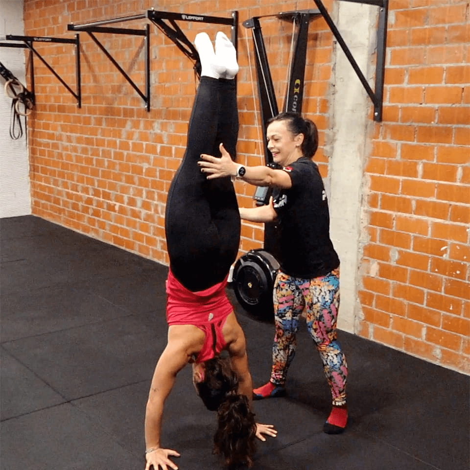 profesora enseñando calistenia