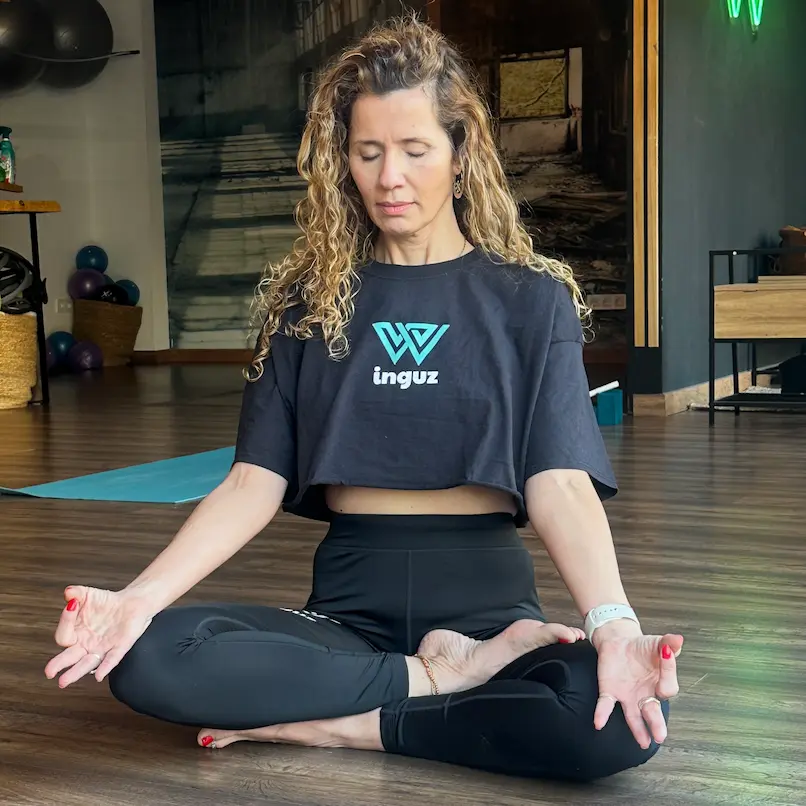 Monitora haciendo yoga