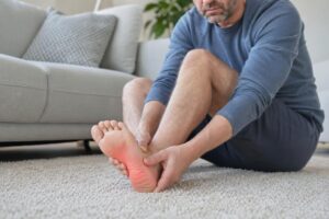 hombre con fascitis plantar