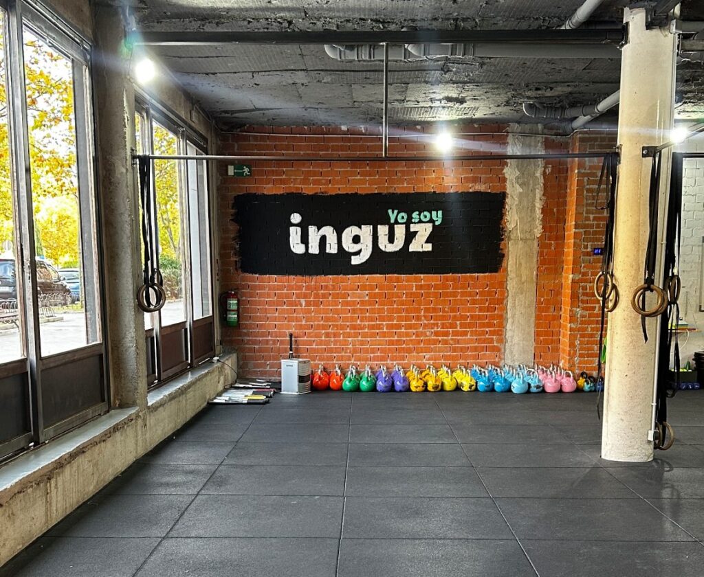 muro con logo de inguz