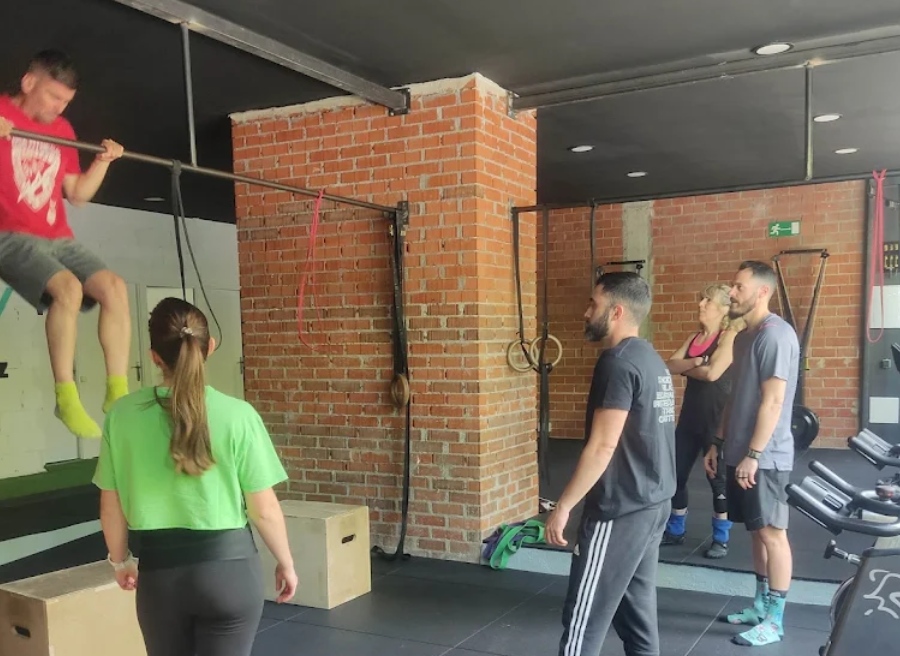 alumnos practicando calistenia