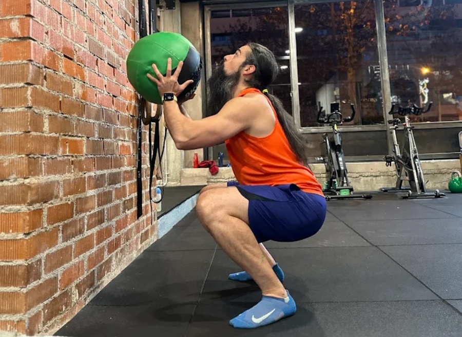 hombre con balon medicinal