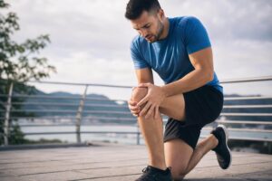 hombre doliéndose de rodilla