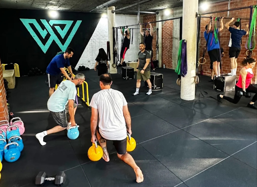 personas practicando entrenamiento funcional
