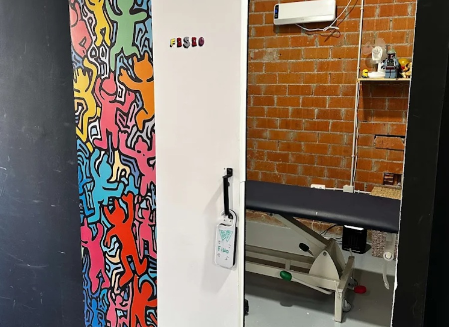 puerta de colores de la sala de fisioterapia