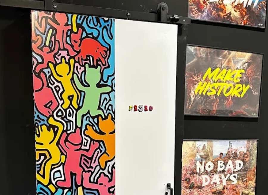 puerta de sala de fisioterapia con colores