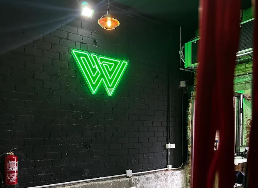 sala de ejercicio con logo