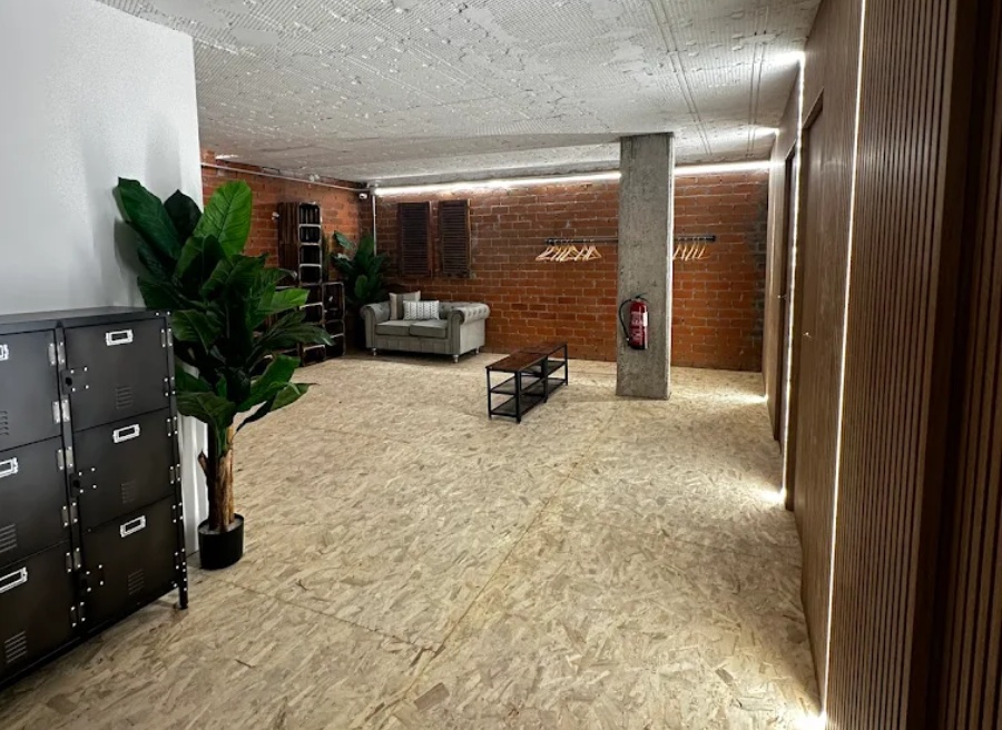 sala de espera con muebles