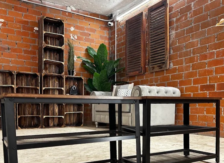 sala de espera con sillon y mesa