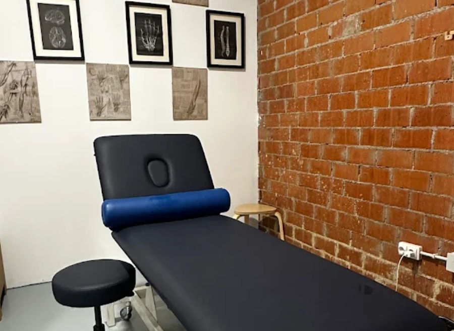 sala de fisioterapeuta con camilla
