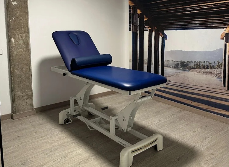 sala de fisioterapia con camilla