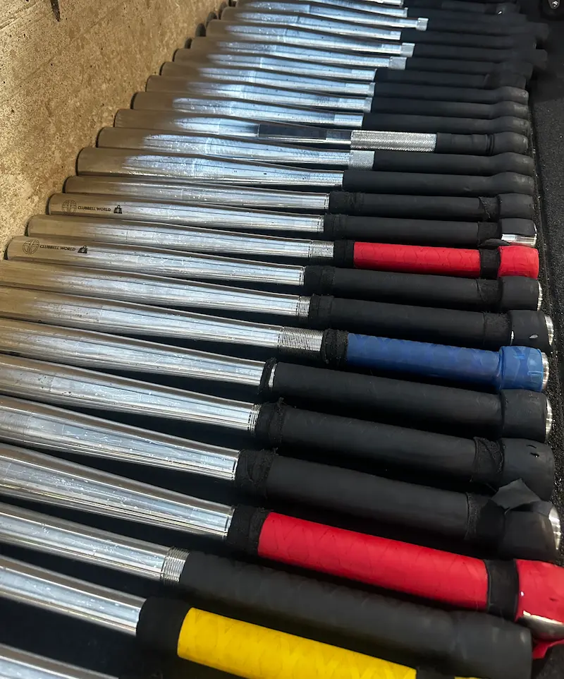 Clubbells amontonados en centro de entrenamiento inguz