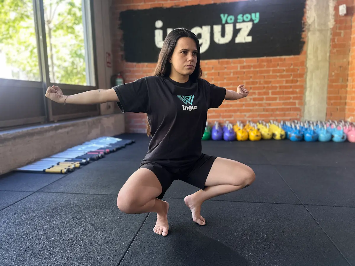 Entrenadora de Movement haciendo un Ape Reach