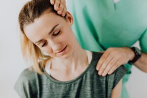 fisioterapeuta tratando dolor de cuello