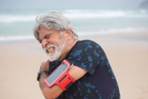 hombre doliéndose del hombro
