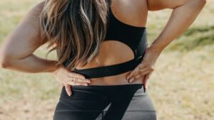 manos de mujer sobre espalda
