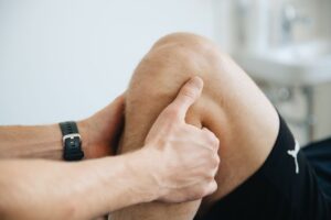 manos sobre rodilla