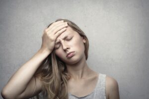 mujer con dolor de cabeza