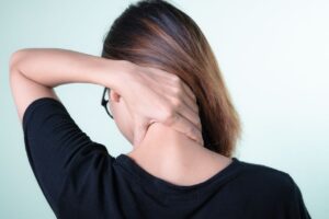 mujer con la mano en cervicales