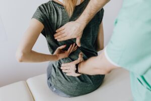 mujer doliéndose de la lumbar