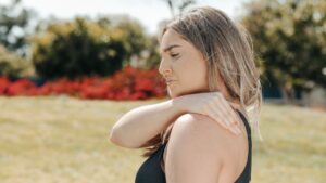 mujer doliéndose del hombro