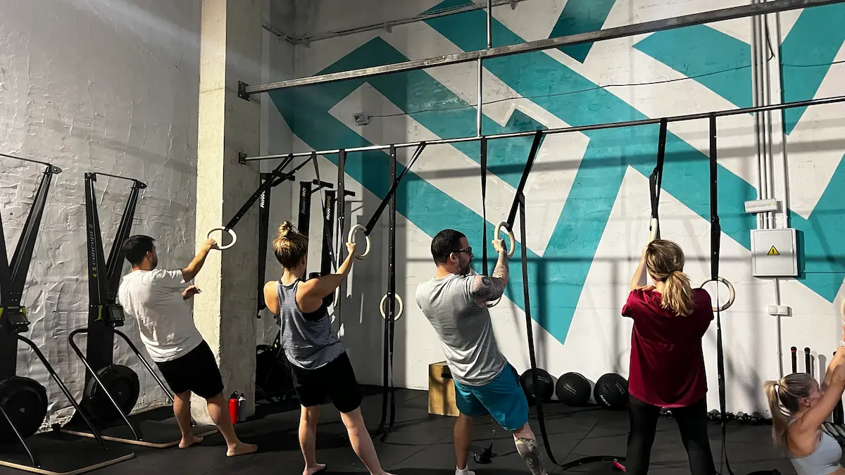 Alumnos en clase de calistenia en Vallecas